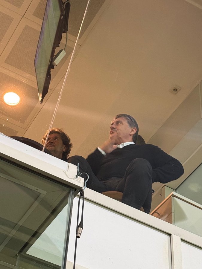 Transfer lazım transfer yapmaz
Hakemler sezon başından beri maçlarımızı katleder ses çıkarmaz.
Verilen hiç bir sözde durulmaz.

o koltuğu işgal etmenin  hiç bir anlamı yok derhal istifa edin.

#serdaladalı