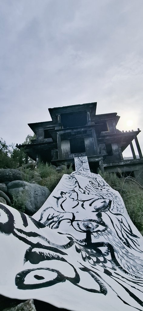 امروز پرده‌ی #دریا را بردم #بندر_انزلی. خانه ای آبزده و قدیمی که هنوز برپا بود و چهارستونش از جلو آمدن #آب و برگشتن در امان مانده اما خالی. در و پنجره و شیرآلات و شیشه جات نداشت. اسکلتی با کاسه های تهی از چشم، خیره مانده به امواجِ آرام. و همه چیز در آرامشی تهدید کننده فرو رفته.