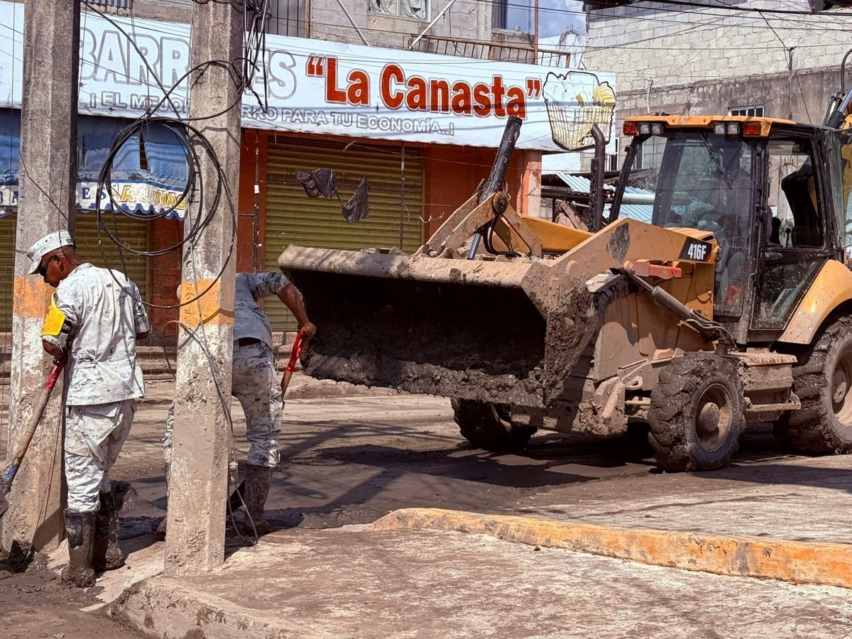 Acciones de limpieza continúan en Álamo, Veracruz 🧹🚛

En las colonias Pantepec, Ampliación Pantepec, 28 de Noviembre, Colosio y Santa Cruz, elementos de la <a href="/GN_MEXICO_/">Guardia Nacional</a> mantienen las labores de limpieza con el apoyo de maquinaria pesada, equipo ligero y trabajos de limpieza fina
