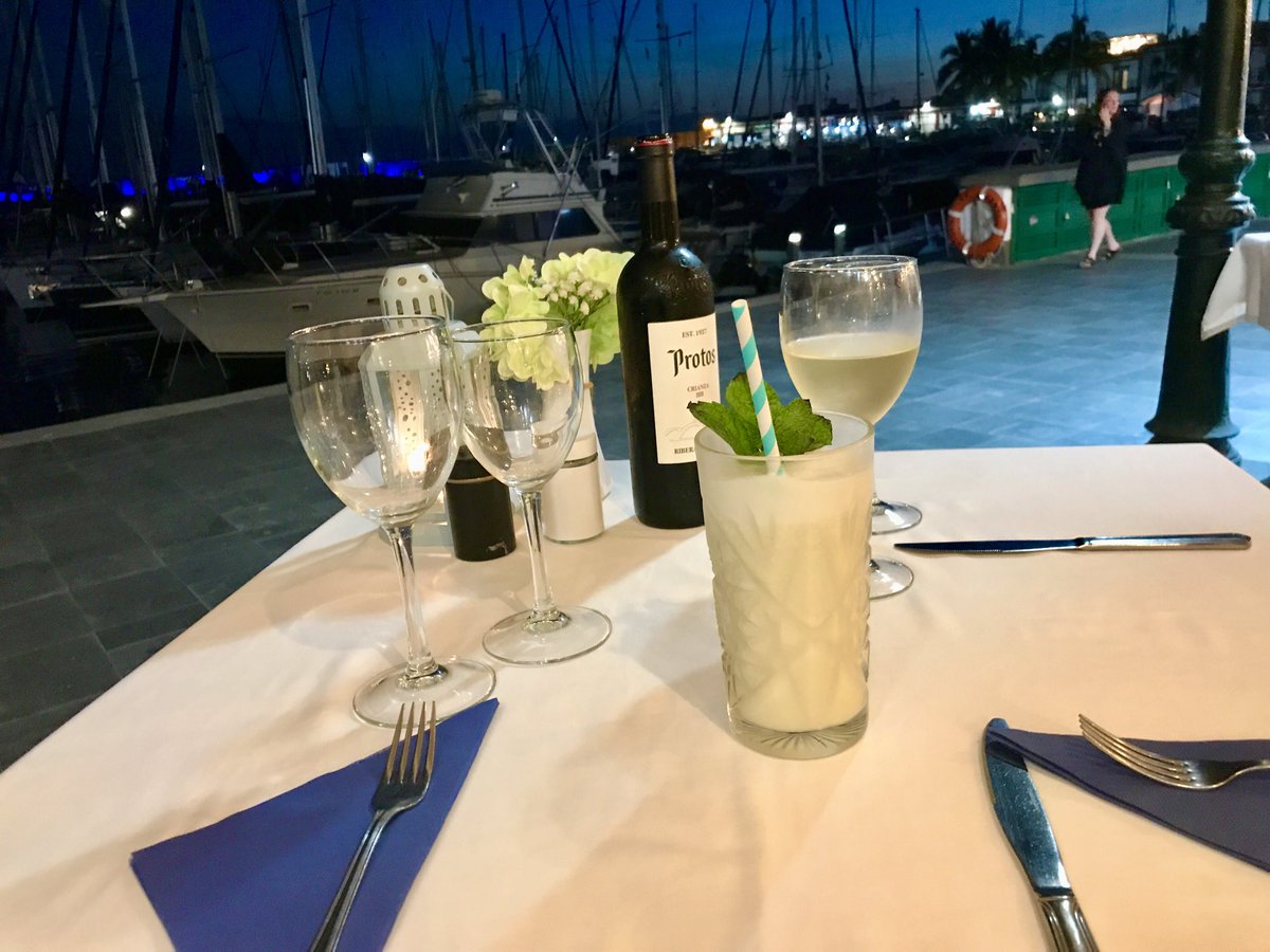 Så er det The Irish Tavern. Vårt flotte bord og en drink før maten. 😀