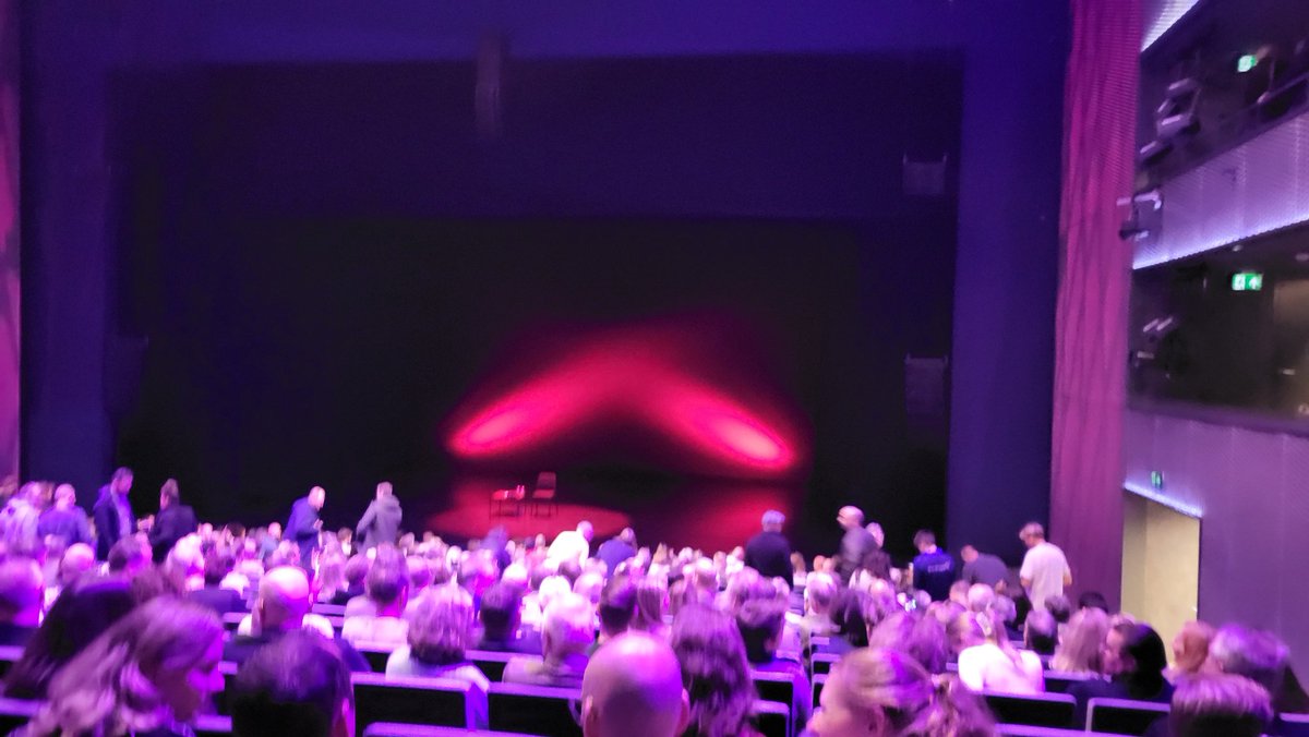 In afwachting van Hans Teeuwen, cabaretier met ballen en hersens. Benieuwd.