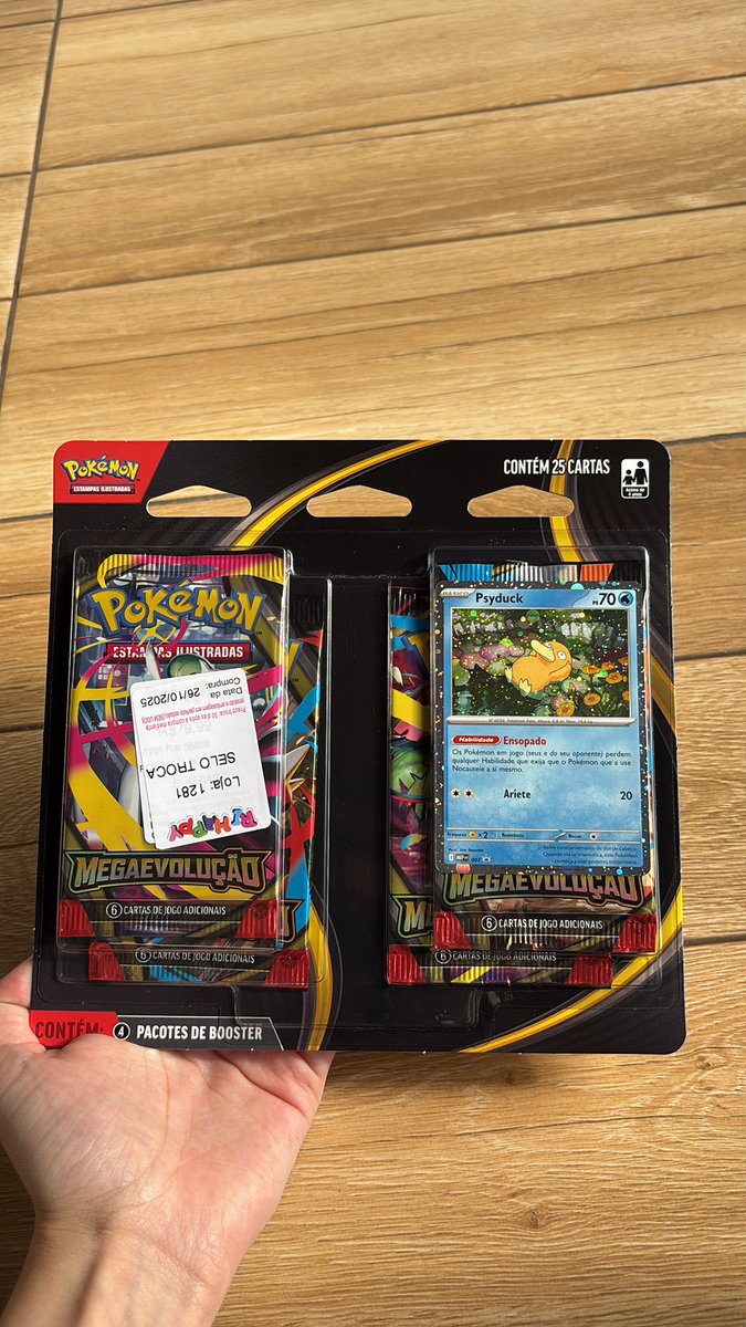 Meu pai acabou de me dar esse presente de dia das crianças 🥹 pq ele sabe que eu coleciono pokemons patos ( Julia Mafra 24 anos nas costas )