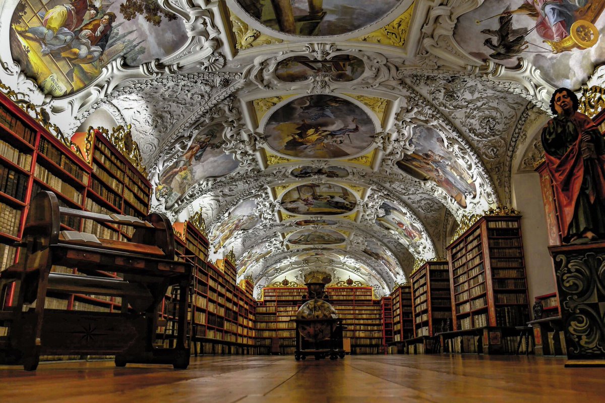 hankyu_travel's tweet image. おはんきゅー！今日は読書の日📚
本が読みたくなる世界の書店・図書館をご紹介！

◎レロ書店（ポルトガル）
◎ストラホフ修道院図書館（チェコ）
◎王立ポルトガル図書館（ブラジル）
◎バスコンセロス図書館（メキシコ）