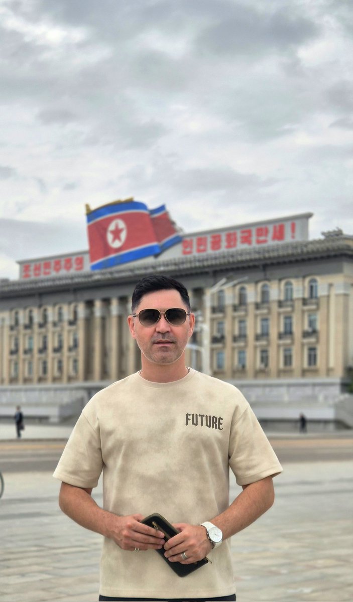 CN_SSR's tweet photo. В центре Пхеньяна, где сталь и гранит,
Встает площадь, чье имя как знамя горит.
#Pyongyang #DPRK #КНДР #Пхеньян https://t.co/KqYF87hURL