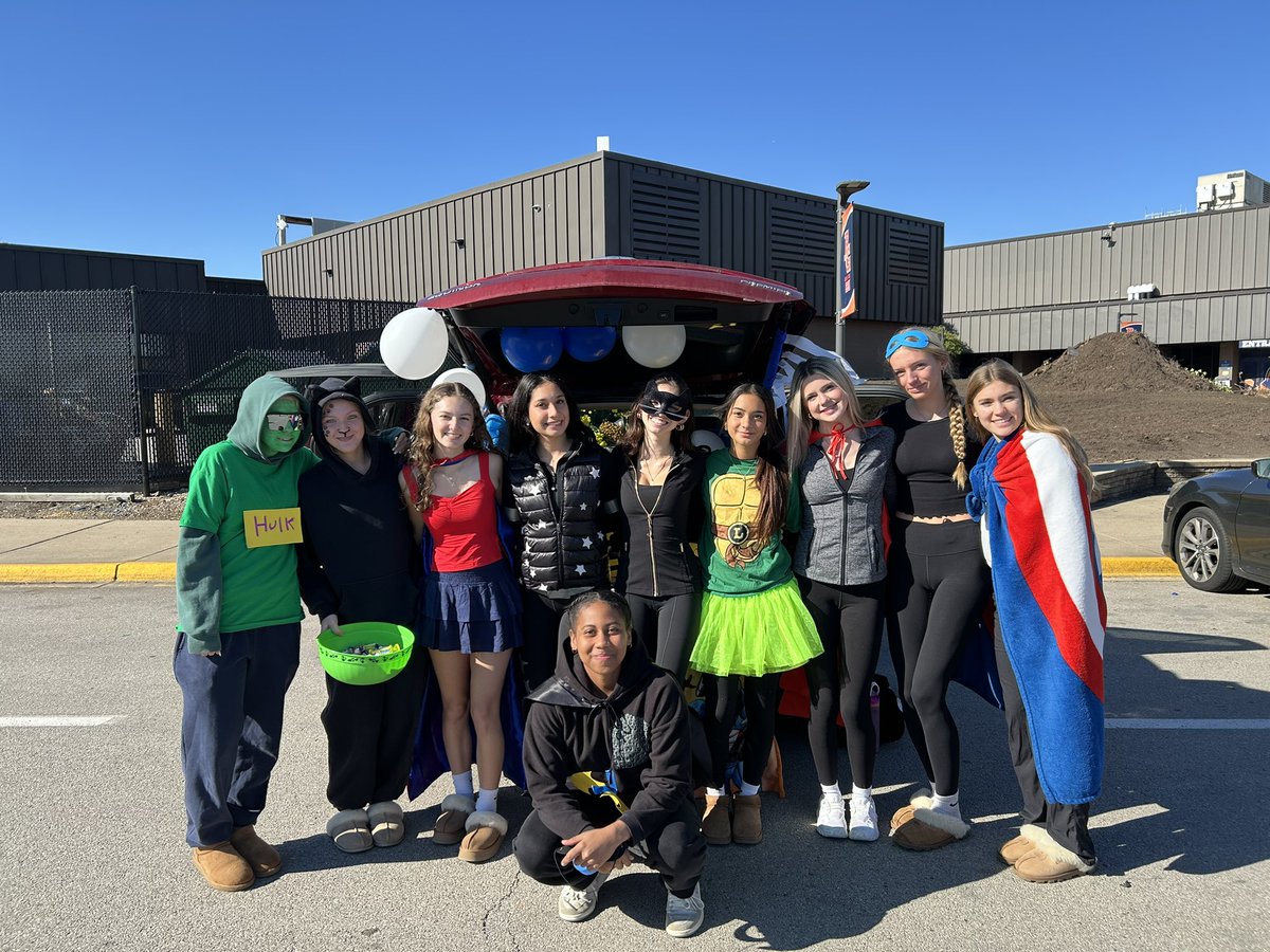 The track and field team had a great time at trunk or treat this morning!! 🎃🎃 #FightOn