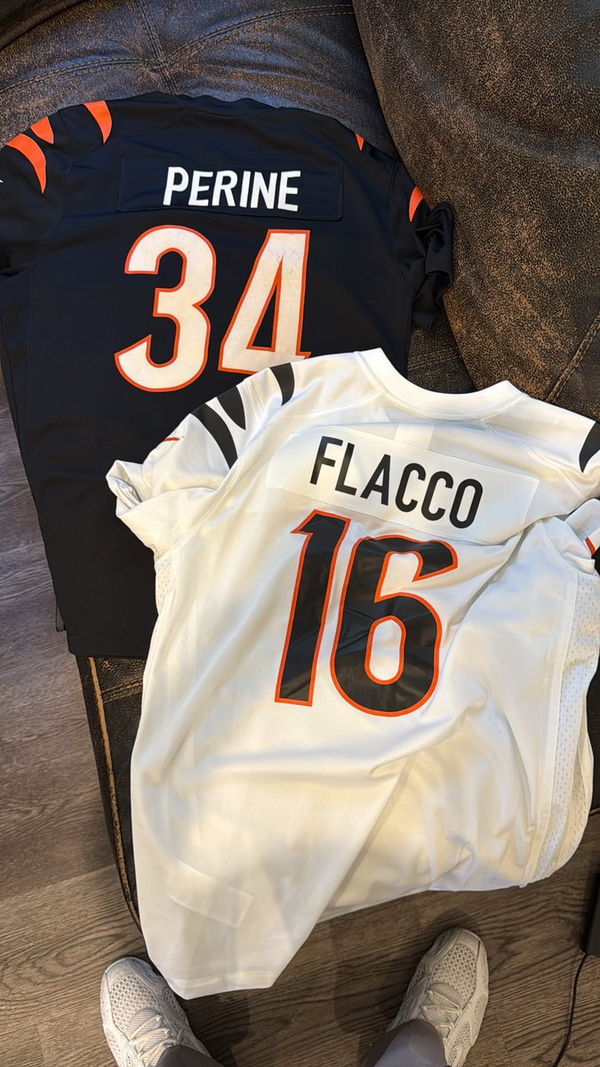 Loni70162490's tweet photo. Both got in for six, who Dey https://t.co/Nd2cdhKIkh