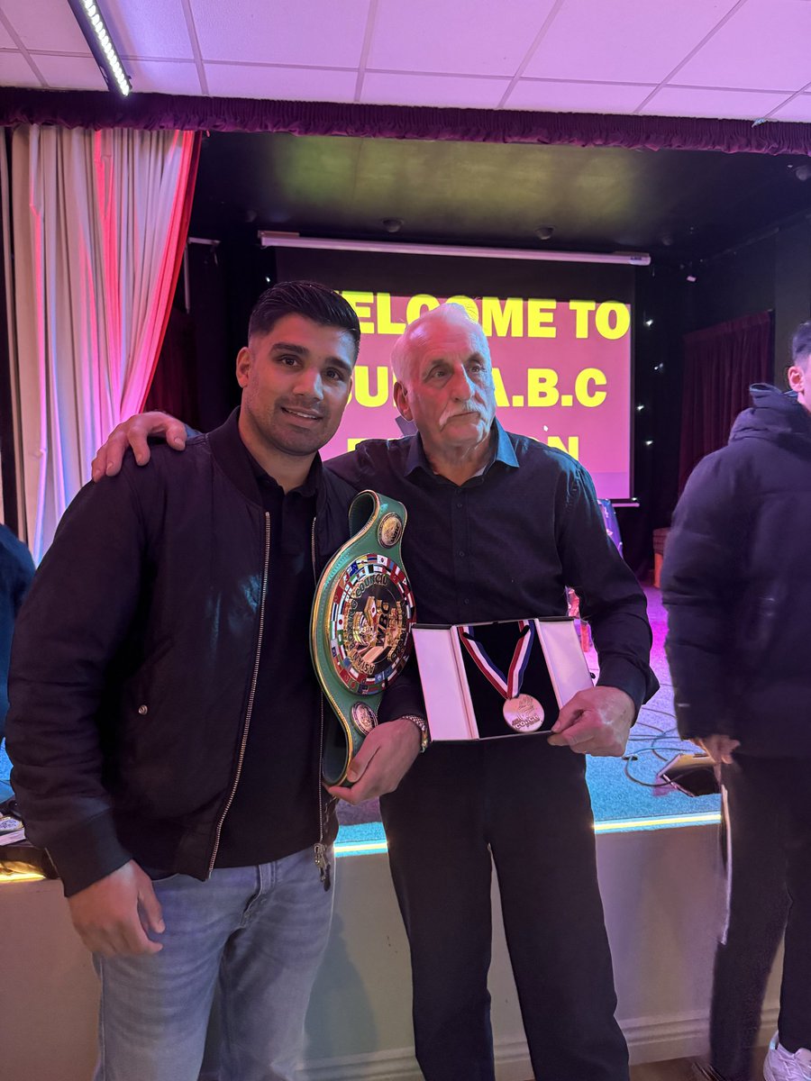 MuhammadAliBox's tweet image. Great reunion with my amateur coach Mick Jelly and all the boxers from Bury ABC. 🥊
Mick gave an inspiring speech about the club’s history and our amazing journeys as fighters.
Honoured to show our belts special night! 🙌
#Boxing #BuryABC #Respect