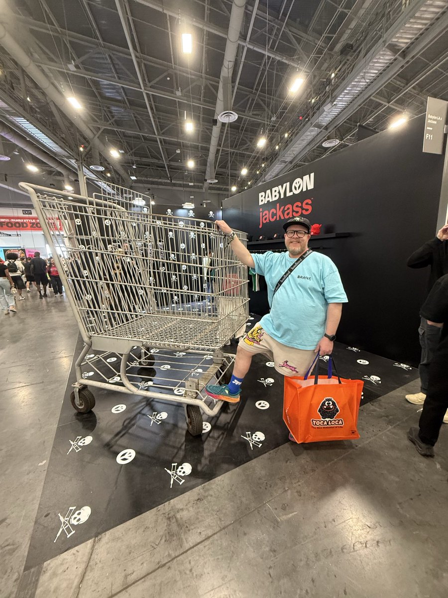 pyra_m1d's tweet image. The ol Jackass shopping cart.
