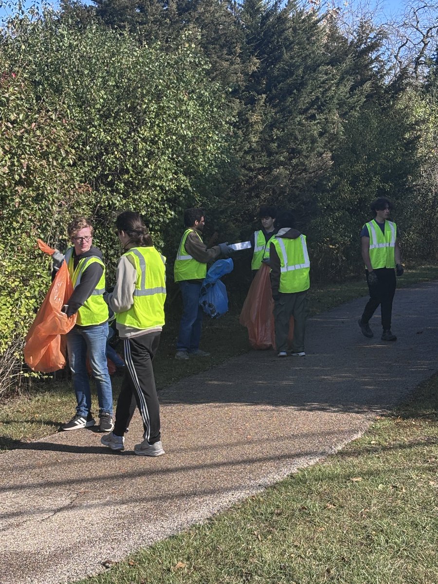 Thanks to Lakes Evergreen Club for their hard work keeping their stretch of Grass Lake Road free from garbage.  Beautiful weather today for this important work! 💙🦅