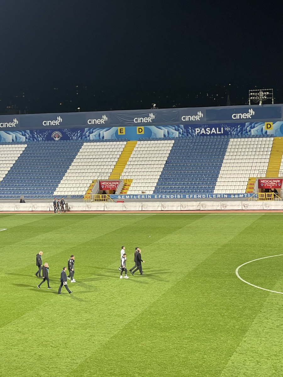 Sergen Yalçın tribüne geliyor.