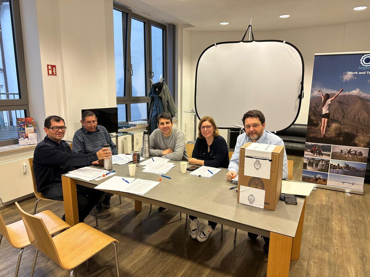 #Elecciones2025 
#ArgentinosEnElExterior
Ya termino la jornada electoral en el consulado argentino en Hamburgo, Alemania 🇩🇪 y los fiscales se preparan para contar los votos.