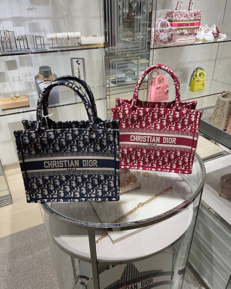 EmRuscoe's tweet photo. How is this Beautiful ''CHRISTIAN DIOR'' bag? 💕

#LouisVuitton #LuxuryFashion #BagGoals https://t.co/vPBjVHSrpg