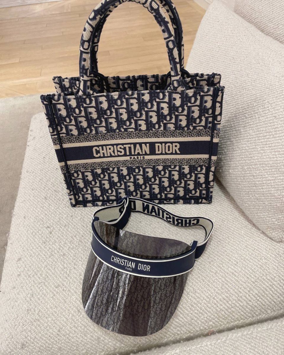 EmRuscoe's tweet photo. How is this Beautiful ''CHRISTIAN DIOR'' bag? 💕

#LouisVuitton #LuxuryFashion #BagGoals https://t.co/vPBjVHSrpg