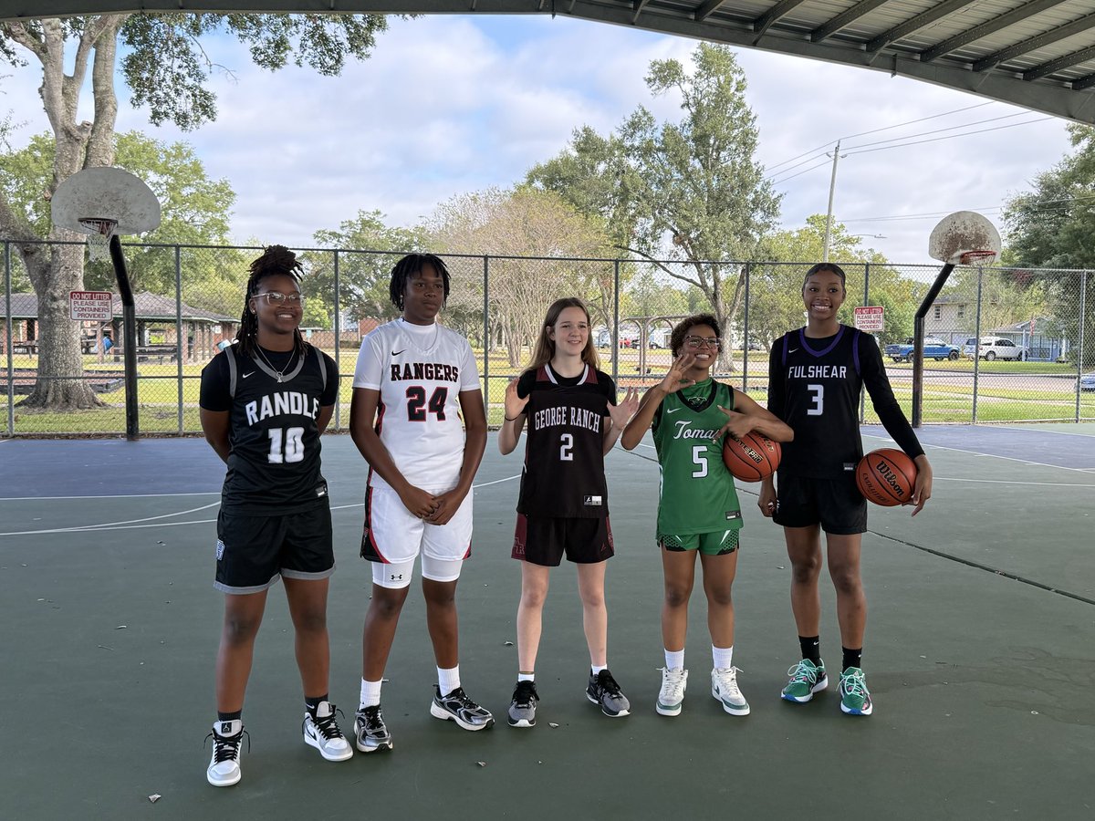Sneak peek of our Senior, Gabrielle Ellis, taking pictures this morning with Fort Bend Herald and other LCISD hoopers. 

She’s a leader amongst leaders! 

#Culture #BTB