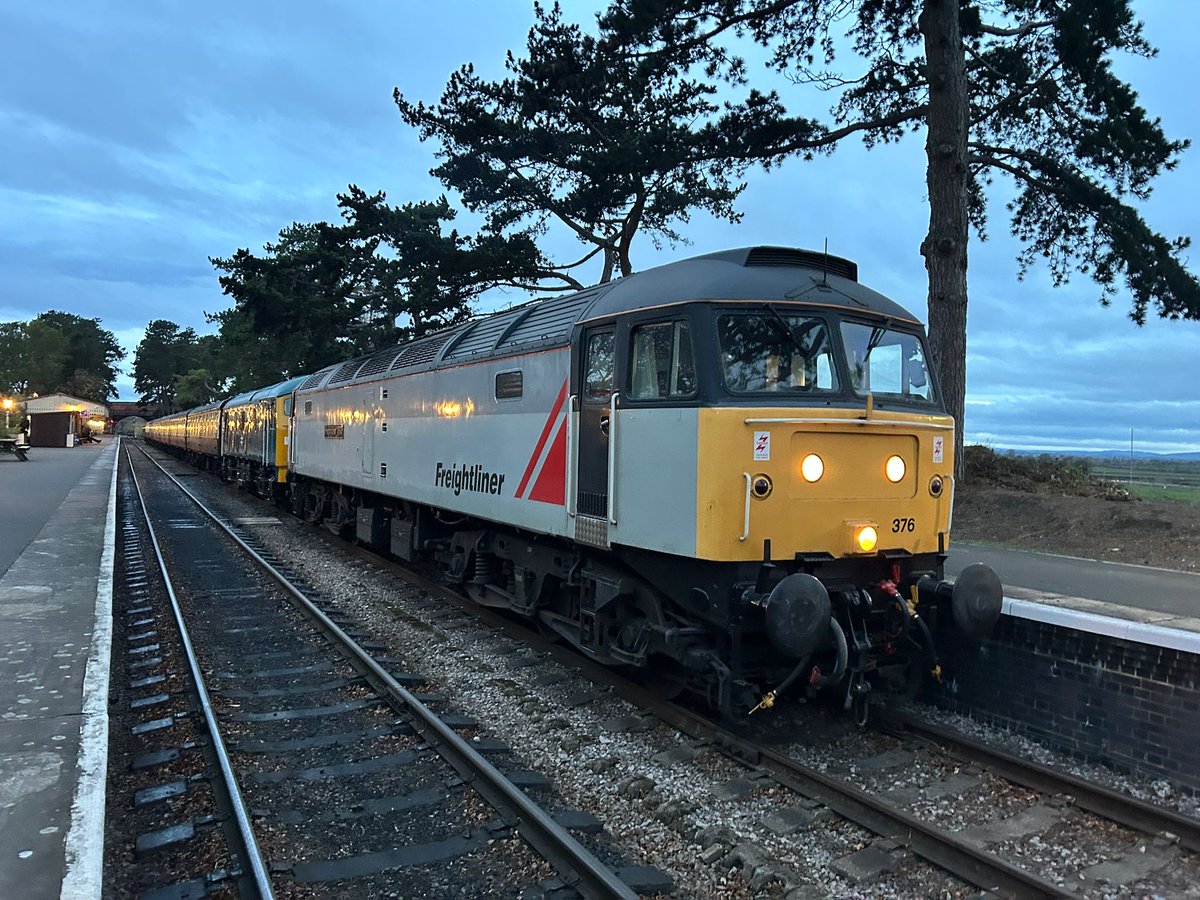 Standing in for 47105, 47376 sits atop 24081 on the 17:09 Cheltenham Racecourse to Toddington. 26/10/25
Pic A Raybould. 
<a href="/GWSRDiesels/">GWSR Diesels</a> <a href="/GWSR/">Gloucestershire Warwickshire Railway</a>