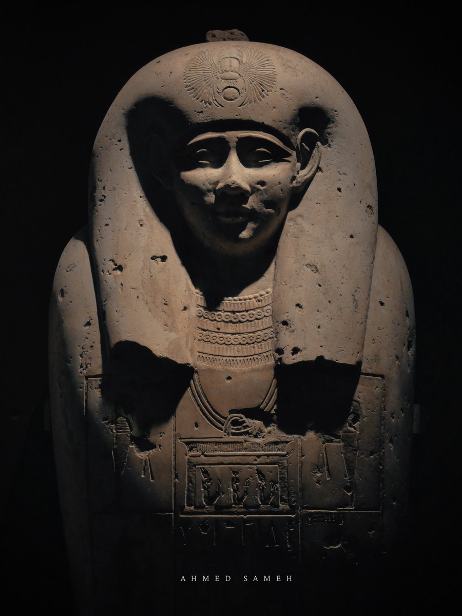 بين الضوء والظِل ،، يطل وجه من عالمٍ لا يعرف الفناء! 
 وجه نسَجه إبداع المصري القديم ،، حينَ حَوّلَ الموت إلى فن ،، والفناء إلى خلود .......... 

me 📸
المتحف المصري بالتحرير