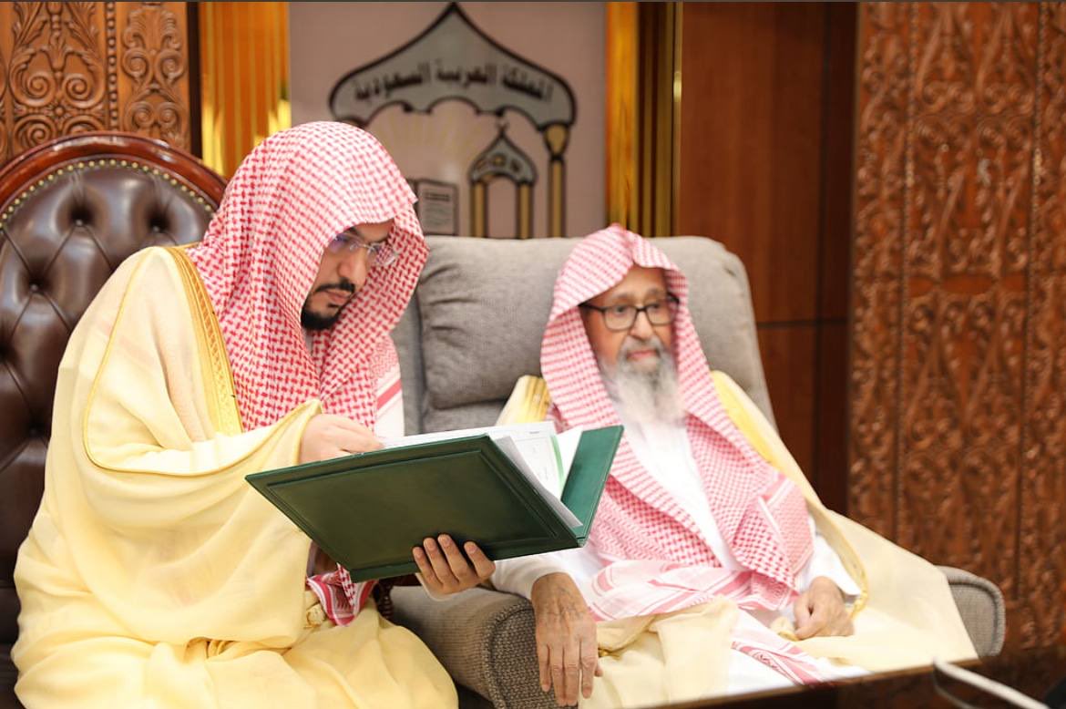 AtTayfaMansoura's tweet photo. Le mufti, l’érudit Cheikh Sālih Al-Fawzān, a entamé ce matin ses fonctions au bureau de la présidence. Nous demandons à Allāh, le Très-Haut, d’accorder au cheikh la réussite et la bénédiction dans sa mission. https://t.co/1DXitztJCj