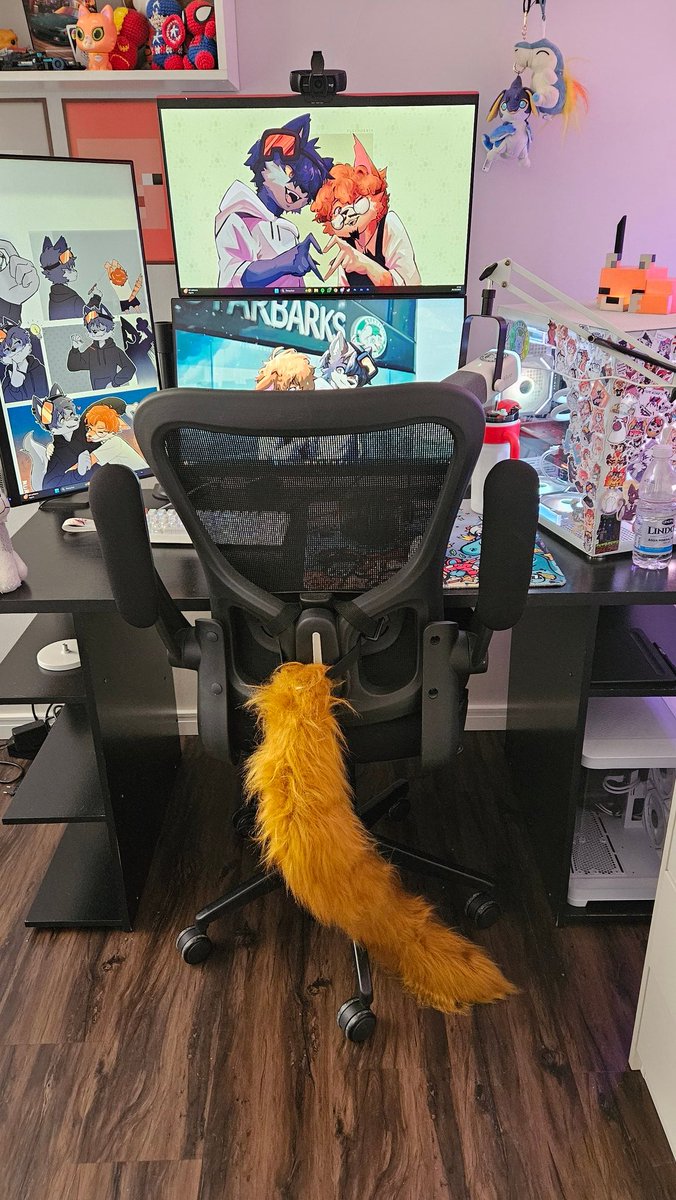 Eu coloquei meu rabo na cadeira e toda vez que sento nela parece que o rabo está em mim