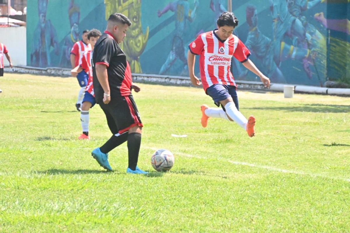 El deporte es indispendable para procurar la salud de la población y contribuir al desarrollo de nuestra  comunidad.

Esta tarde entregué uniformes y balones a los integrantes de los equipos Cuervos Jiutepec e Interchivas.

¡Buen domingo para todas y todos!