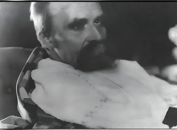 في العزلة تلتهم ذاتك وفي الحشد يلتهمك الناس ".

➖️ نيتشه