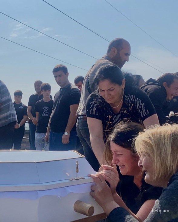 C’est deux enfants #Arméniens ont été assassinés par les colons #azeris.

Comment vous pouvez #défendre l’indéfendable ?

Comment vous pouvez défendre les #bombardements ?

Vous pouvez pas vous prétendre anti #colonialisme, alors que vous défendez le colonialisme #azéri et #turc.