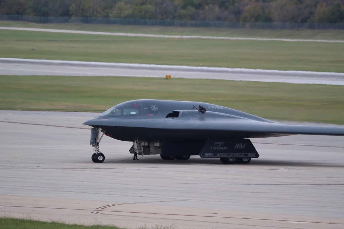 Lincoln Airport tweet media