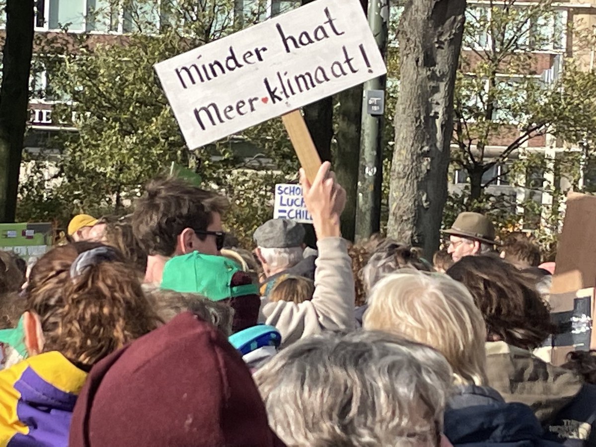 PoelmanJos's tweet image. #klimaatmars 

‘Minder haat
Meer klimaat’

#Klimaatmars #DenHaag #verkiezingen 
#StemVoorHetKlimaat 💚❤️