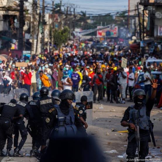Le Cameroun traverse un moment décisif.
La colère gronde, le peuple s’exprime, les rues vibrent de douleur et d’espérance.
Mais n’oublions pas : la vraie victoire, c’est celle de la conscience.
Restons debout, mais restons humains. ✊🏿
#2025 #LeKontinentDebout #Janea #Cameroun