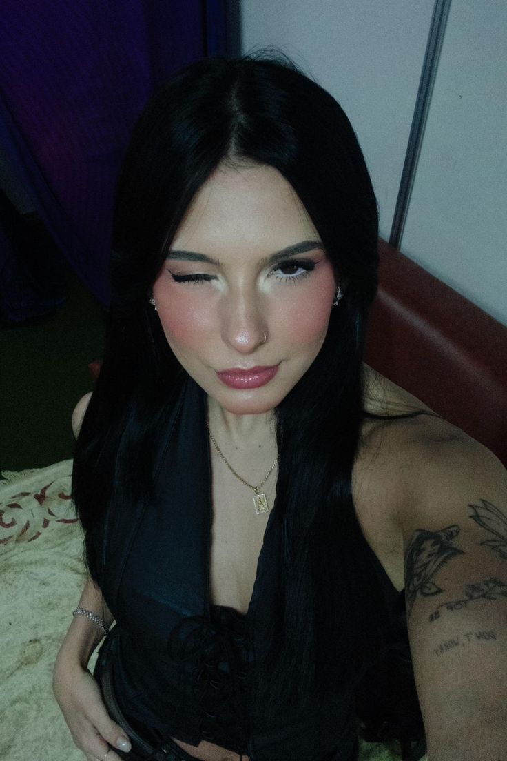 pov: eu não sei flertar então te olho assim.