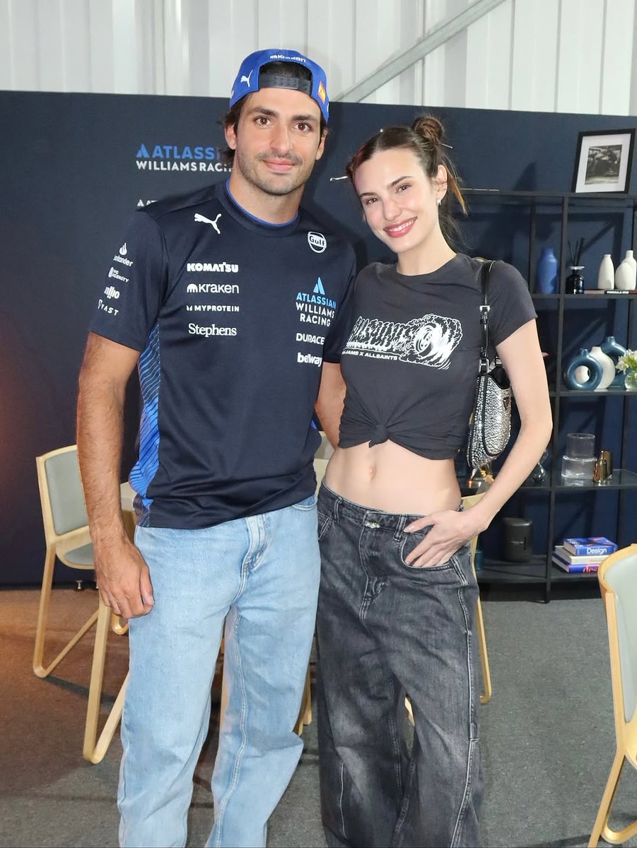 🇲🇽 Carlos with Argentinian actress and singer Macarena Achaga and with Mexican influencer Juca Viapri

📷 macabeso, williams

#CarlosSainz | #MexicoGP