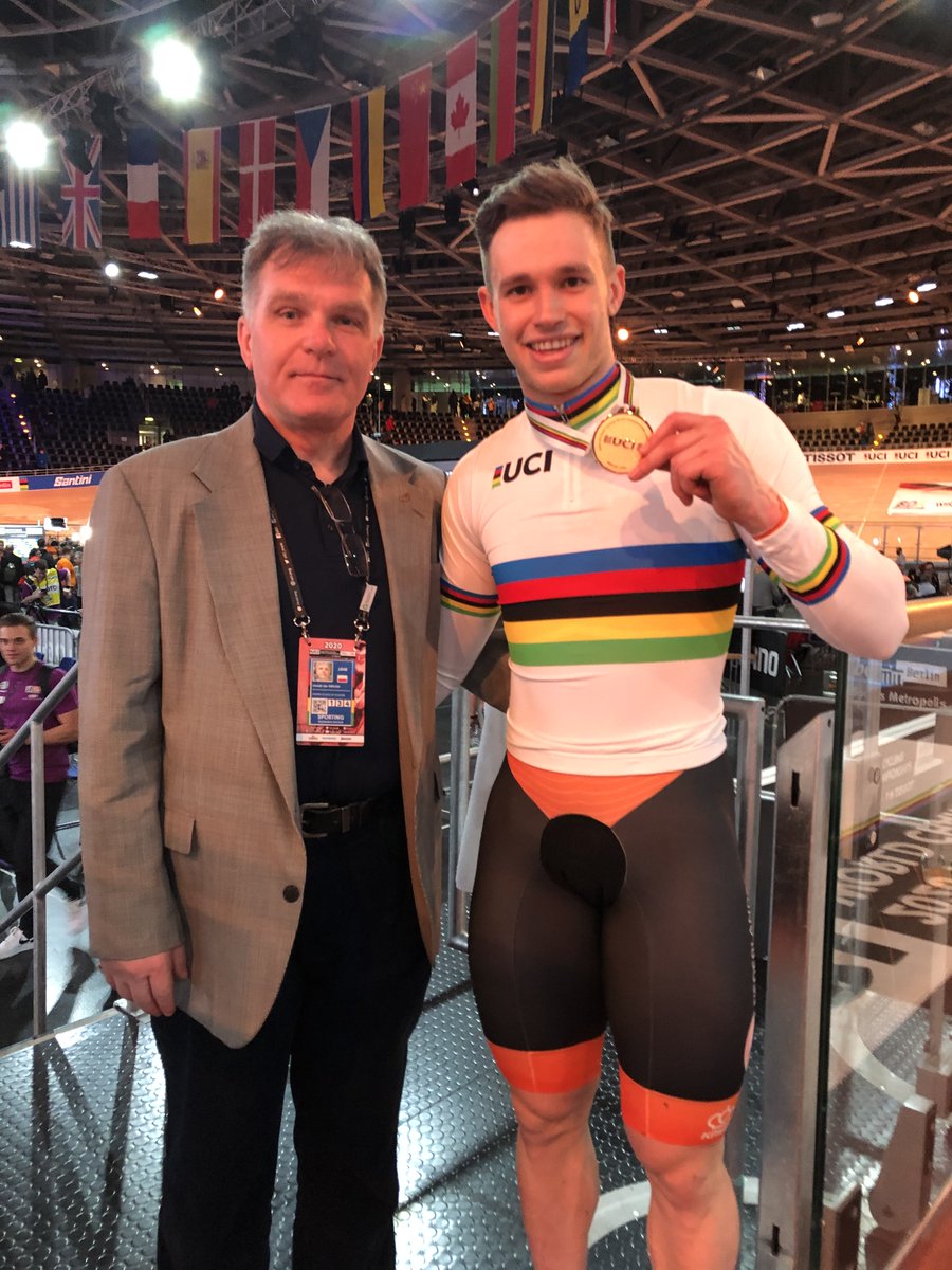 Leszek33's tweet image. I rarely ask world-class athletes for a photo — but this was historic. @HarrieLavreysen just swept 4️⃣golds in sprints at #Santiago2025, &amp;amp; bringing his tally to 20🌈 titles + 5 Olympic 🥇. A humble legend redefining track cycling &amp;amp; proud recipient of #WorldBicycleDay Award of @UN