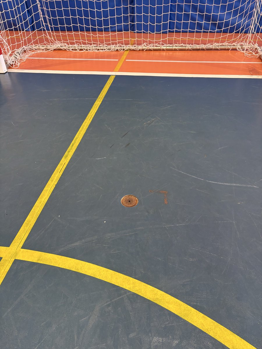 CarlosFdez85's tweet photo. Buenas tardes @F_Javier_Santos, este es el estado de la pista del Pabellón de Perales, donde jugamos al Fútbol Sala y a pesar de haberlo comunicado hace 2 semanas, esperemos no tener que lamentar alguna lesión grave, que pagamos las instalaciones en tiempo y forma. Gracias https://t.co/xWYmUD6SEH
