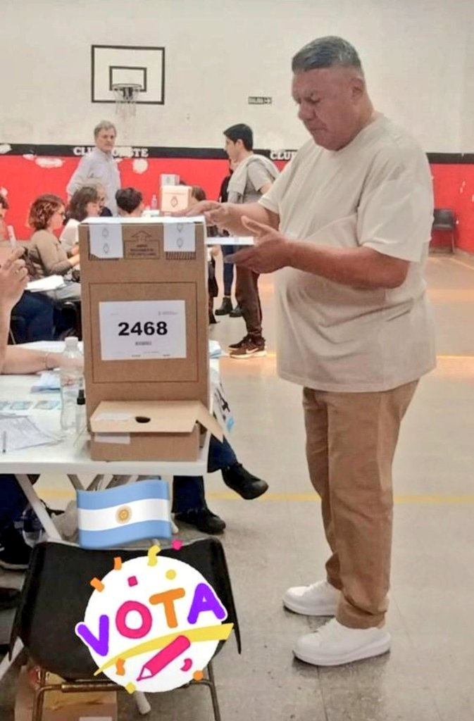 eliotz24's tweet photo. Se me coló este señor en la fila y antes de dejar el sobre me miró a los ojos, apoyó su mano en mi hombro y me dijo "primero la democracia y segundo Francia pendejo hermoso". 
Me quedé paralizado.
Justo antes de irse me pasó un papelito que decía "no la trates de entender" https://t.co/Gu44qxTHeZ