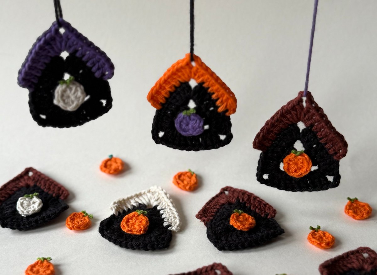 Crochet Halloween Decorations 🎃

This pattern is really quick to make, you could make a bunting with the designs or use them as gift tags, they look lovely hanging with the mini pumpkins 🧶

dwcrochetpatterns.etsy.com/uk/listing/432…

#MHHSBD #craftbizparty #shopindie #nationalpumpkinday #brumhour