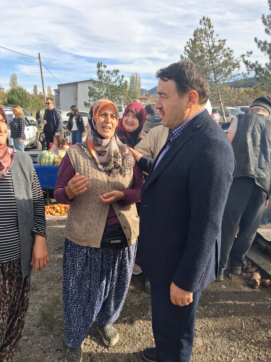 Kütahya Valisi Musa Işın sık sık halkın arasında oluyor..
Bu defa da;Köylü Pazarlarında,köylülerle ve vatandaşlarla buluştu.
83 yaşındaki Hüseyin Toprak:*Valimiz sağolsun 
Geldi bizim aramıza oturdu.Çay içtik,sohbet ettik.Duacıyız Allah razı olsun,gönlümüzde ayrı bir yeri var."