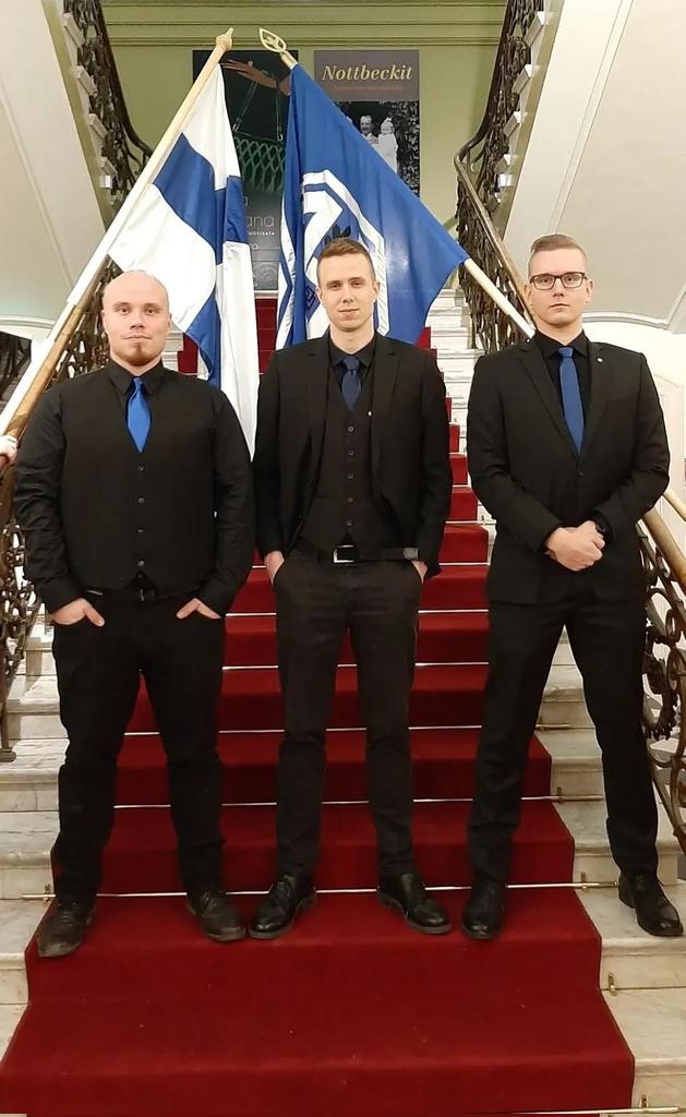 Voi vitsit mikä sattuma. Persuministerin erityisavustaja ei tunne kyseisiä tyyppejä mutta ihan hupsista saatana päästään samaan kuvaan fasistien  kanssa samanvärisissä asuissa.
<a href="/persut/">Perussuomalaiset</a>