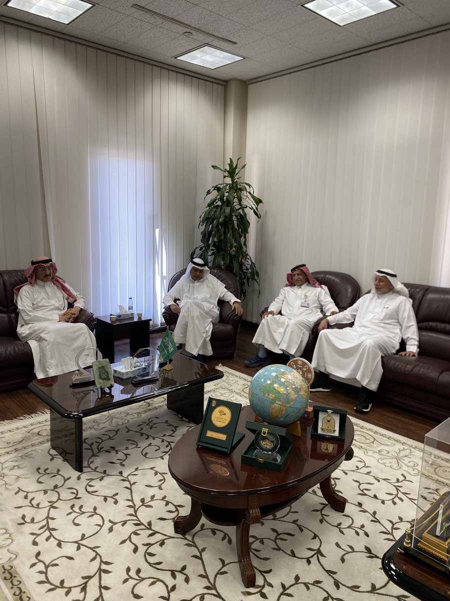 سعدت اليوم باستضافة ا.د.عبداللطيف العوفي في لقاء حواري مع طلاب ماجستير الحملات الإعلامية،كان لقاءً ثريًا جمع بين التأصيل الأكاديمي والتطبيق العملي.
شكري وتقديري د.علي دبكل العنزي،د عزالدين المطيري على مشاركتهما، وللدكتور طلال الشثري على إطلالته.
لقاءٌ ملهِم يجمع العلم بالتجربة..