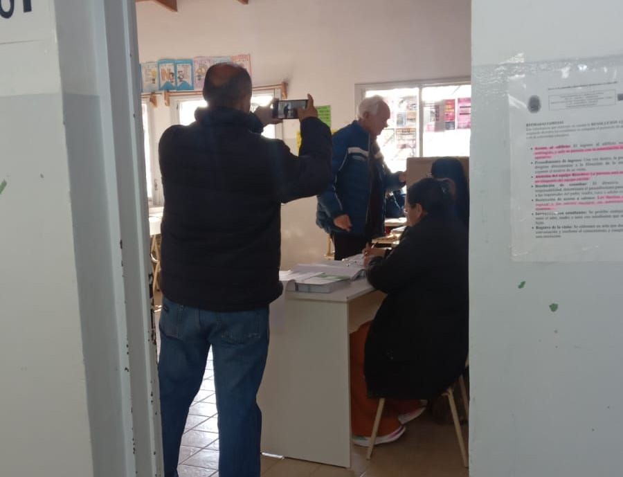 Oscar Petersen, candidato a Diputado Nacional votando en la Escuela Municipal N°3 Mesa 484 de Puerto Madryn.