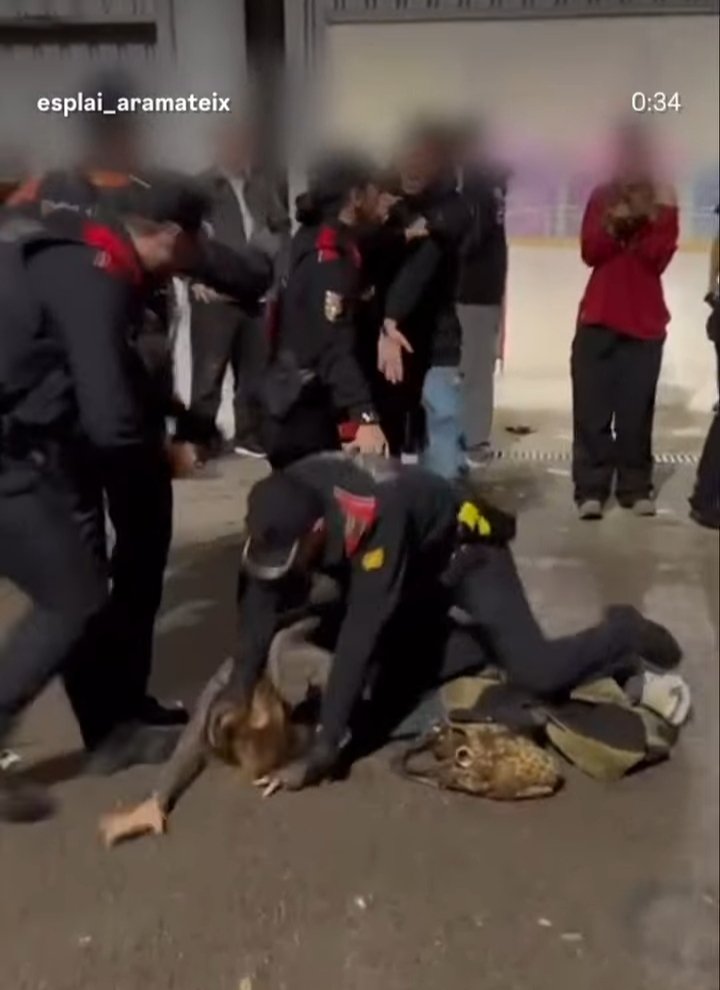 . <a href="/joanbasaganyas/">Joan Basagañas</a> , se suposa q si es demana presència policial a les festes del poble és x evitar problemes, no x crear-los. Què és això d'identificar sistemàticament el jovent sense cap motiu? No volem + matons uniformats x aquí, ja n'hi ha prou, si no saps gestionar-ho, plega.