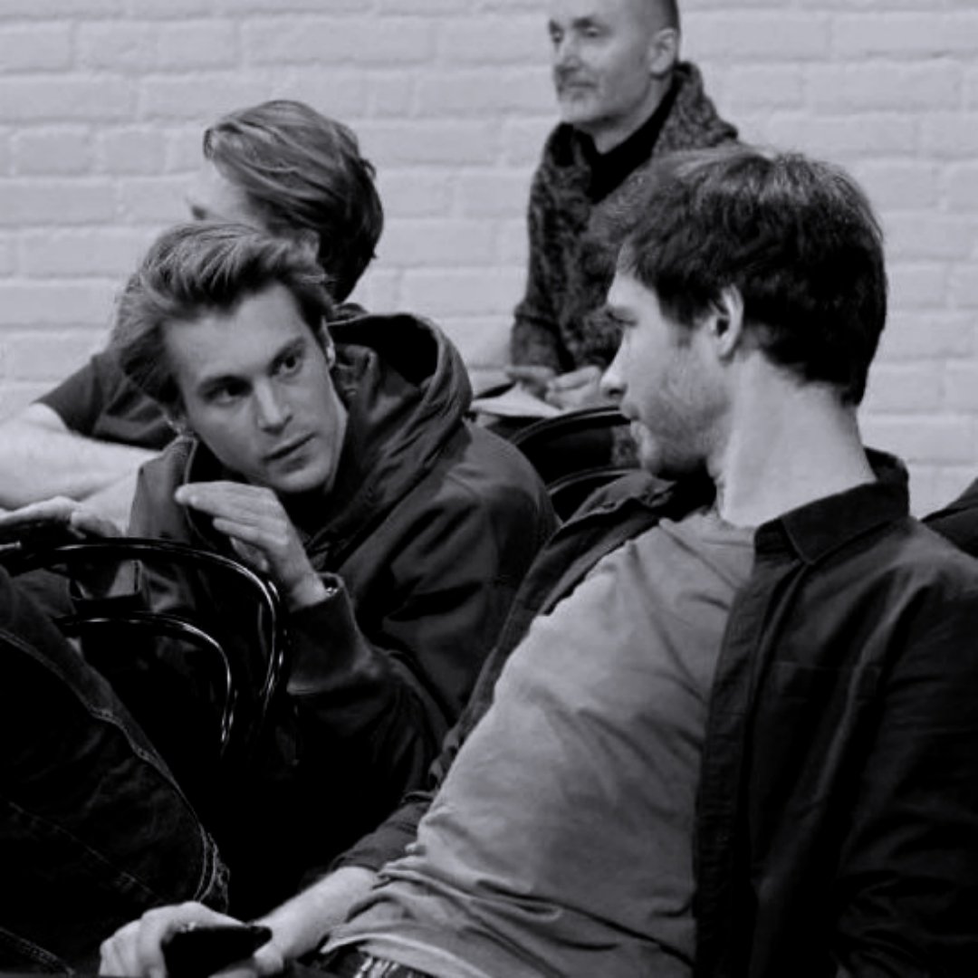 сидим обсуждаем новую звезду, а в голове одно мы берём сделать её популярной, что себя опозорить и бабки получить или её опозорить и деньги получить.

итог один мы все позорники.