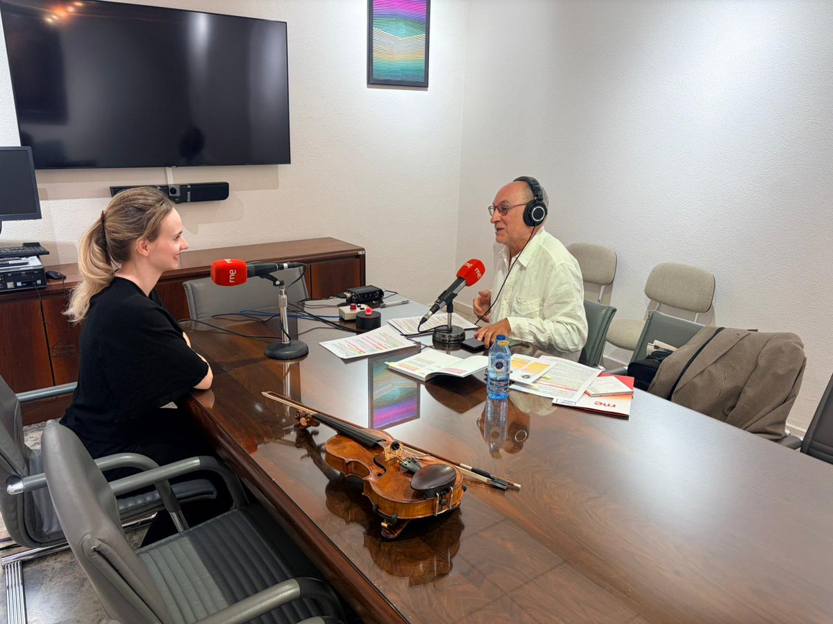 🎙️ Esta temporada retomamos las entrevistas en los descansos de los conciertos de la Orquesta y Coro Nacionales de España <a href="/ocnesp/">Orquesta y Coro Nacionales de España</a> el domingo a 11:30h con Juan Manuel Viana 😍

Hoy hemos comenzado con la concertino 🎻 Valerie Steenken.

👉🎧 rtve.es/play/audios/fi…