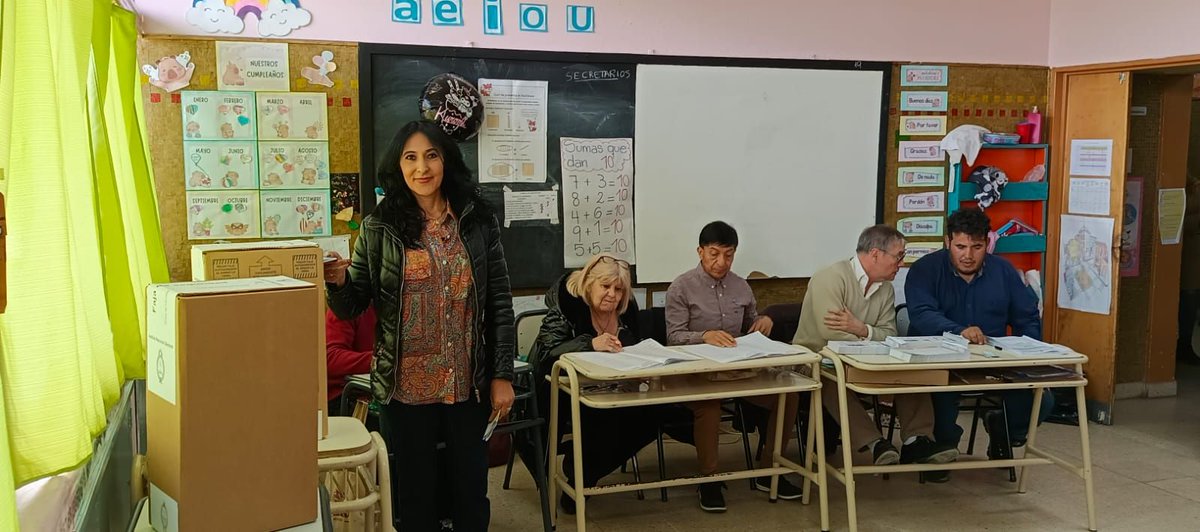 Rosana Etcheverry, segunda candidata a Diputada Nacional votó en la Escuela Nº200  Mesa 752 de Esquel.