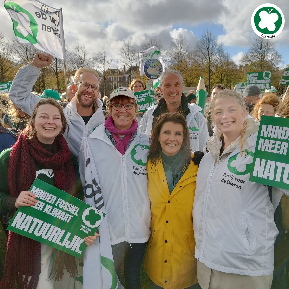 PvdDAlkmaar's tweet image. Vandaag liep #PvdDAlkmaar mee met de #Klimaatmars! Wij eisen schone #lucht, schoon #water,  meer #natuur en een #groene wereld. Voor ons, de dieren en iedere toekomstige aardbewoner. 💚🌎🌱 Stem 29 oktober voor #MinderFosielMeerKlimaat! Stem @PartijvdDieren #Natuurlijk!  🦋