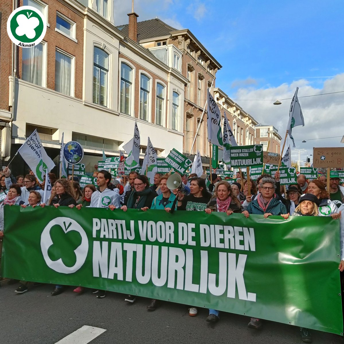 PvdDAlkmaar's tweet image. Vandaag liep #PvdDAlkmaar mee met de #Klimaatmars! Wij eisen schone #lucht, schoon #water,  meer #natuur en een #groene wereld. Voor ons, de dieren en iedere toekomstige aardbewoner. 💚🌎🌱 Stem 29 oktober voor #MinderFosielMeerKlimaat! Stem @PartijvdDieren #Natuurlijk!  🦋