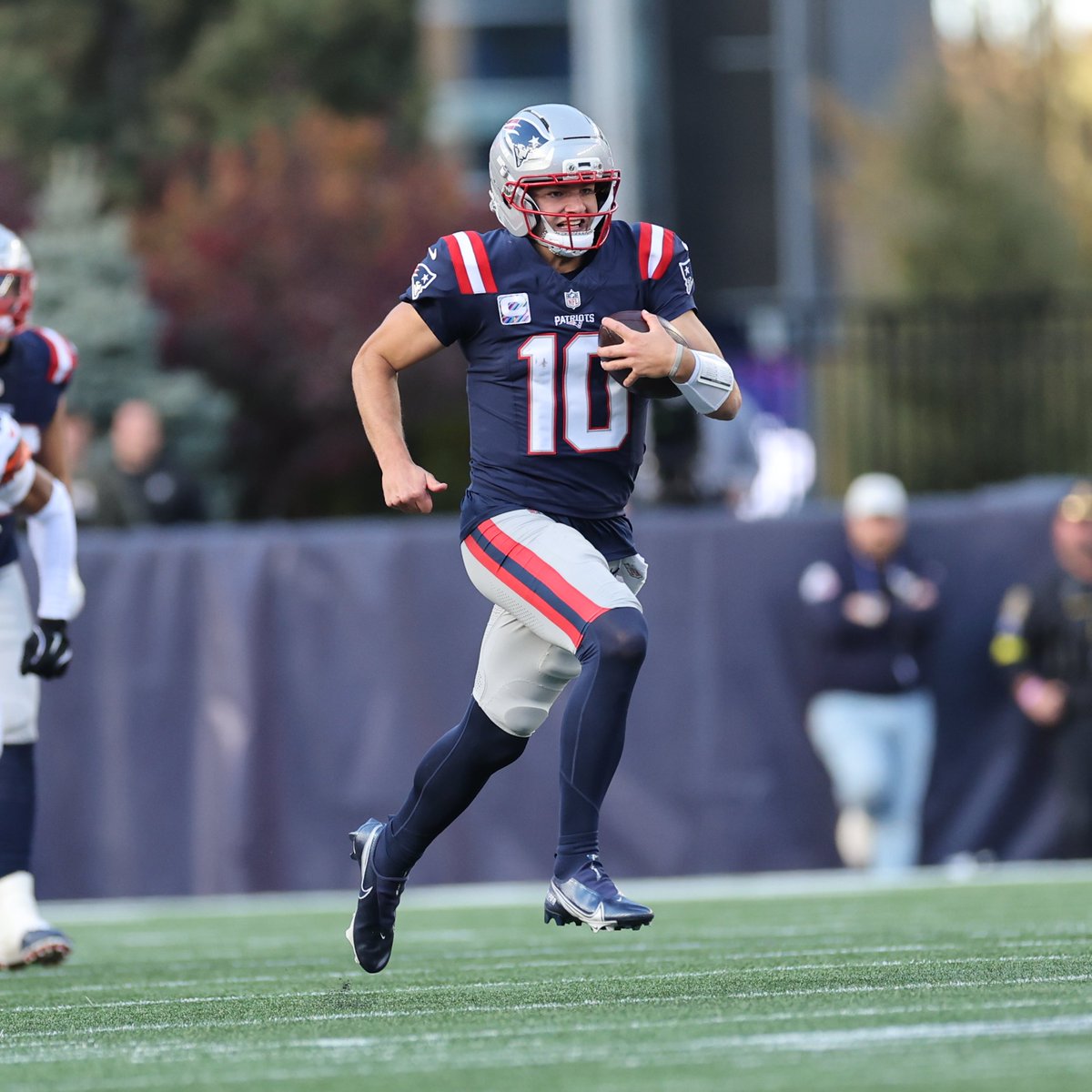 .<a href="/Patriots/">New England Patriots</a> QB <a href="/DrakeMaye2/">Drake Maye</a> is now the fifth player in <a href="/NFL/">NFL</a> history to produce 200+ passing yards and a 100+ passer rating in seven-consecutive games, joining Aaron Rodgers (2020, 2011), Patrick Mahomes (2018), Tom Brady (2007) and Peyton Manning (2004).

#NEPats