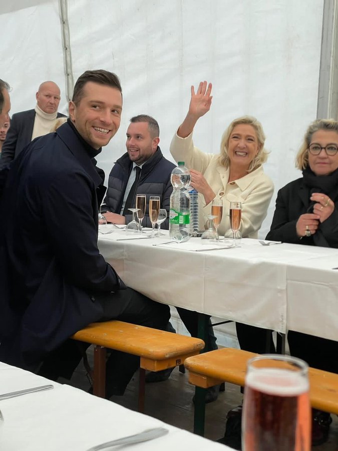 marinejordanrn's tweet image. Jordan Bardella et Marine Le Pen sont la solution pour la France en 2027 🥰

Vous êtes d'accord ? 🇨🇵

#TousAvecLeRN