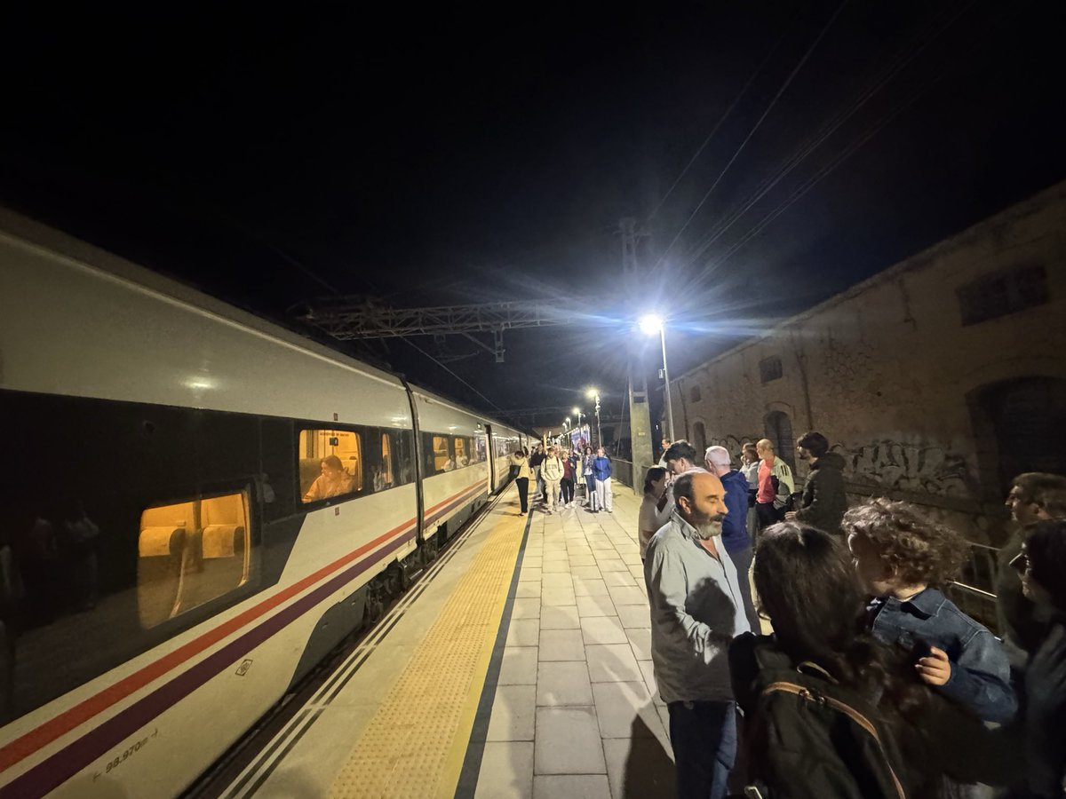 Por aquí seguimos tirados 🫣🫣 A qué hora llegaremos a Jaén?? Lo de los trenes es de traca 🫣 pero es que la organización de la alternativa tiene tomate también. Así que mañana nos toca escribir otra noticia de <a href="/Renfe/">Renfe</a> <a href="/Inforenfe/">InfoRenfe</a> <a href="/InfoAdif/">INFOAdif</a> y compañía. Y he perdido la cuenta ya!!