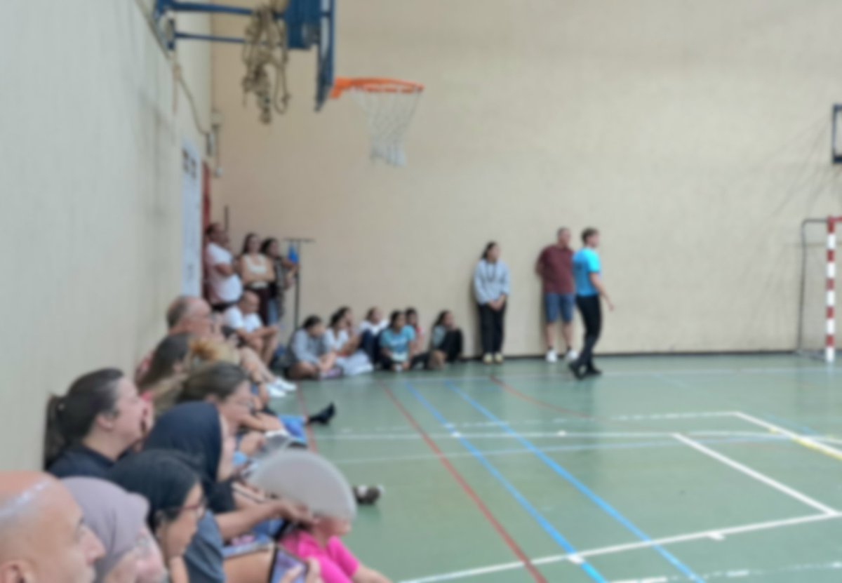 Como es posible que las finales femeninas infantil&amp;cadete del Torneo Pezzi se jueguen en el pabellón de un colegio, espectadores de pie, sentados en pista.