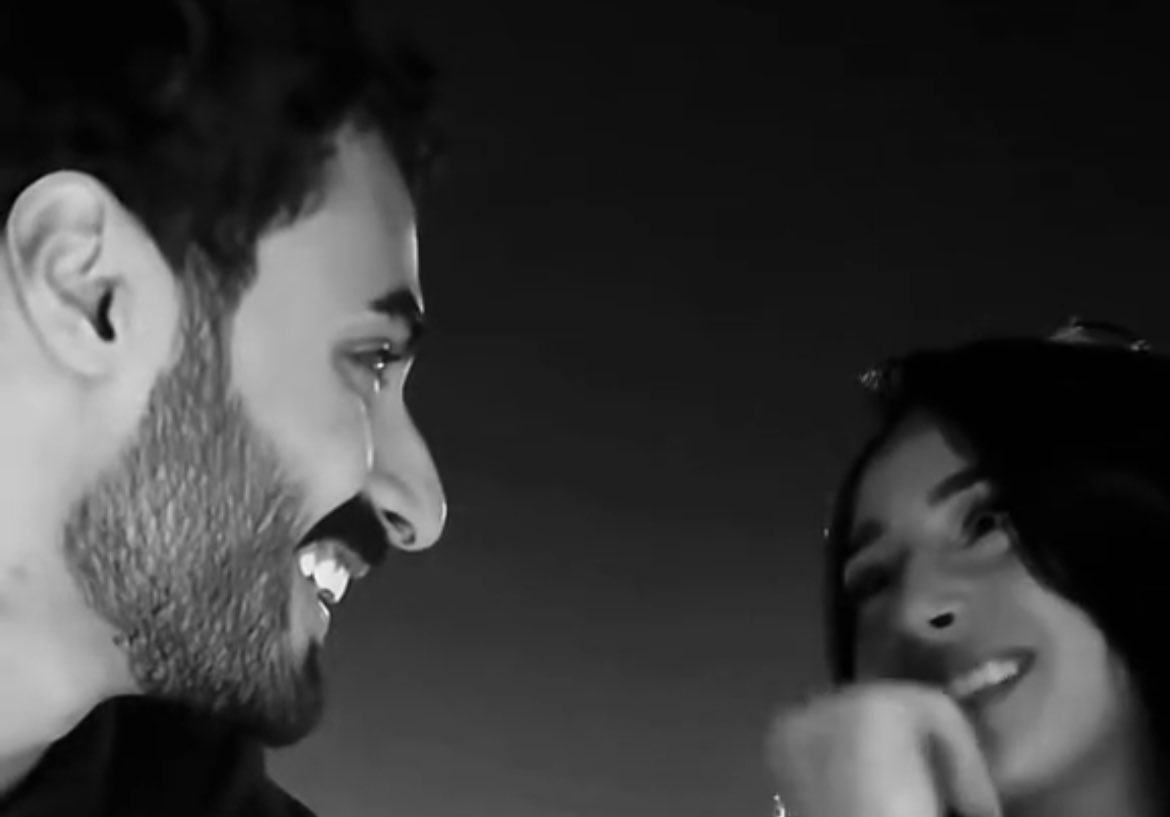 أضيق وألقى ضحكتي في محياّك
وأتعب وأحصل راحتي بين أياديك

الله يخلّيـك و يديـمـك و يـرعـاك
و الله يلــوم اللـي يـلومونـي فيك 
        -❣️❣️❣️❣️❣️-