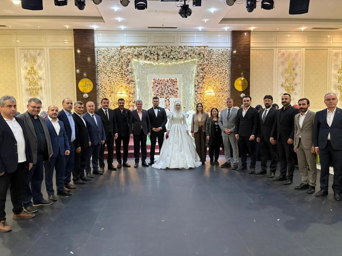 İl Başkanımız Sayın Mansur Metehan, Yönetim Kurulu Üyelerimiz, Kamu-Sen İl Başkanımız ve Türk Sağlık-Sen İl Başkanımız ile birlikte Yönetim Kurulu Üyemiz Muhammed Furkan Çolak ve Esra hanımefendi’nin düğün merasimlerine katıldık.